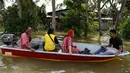 Penduduk setempat menggunakan perahu boat saat banjir melanda kawasan Jal Besar, Malaysia, Kamis (5/1). Banjir musiman di negara bagian pantai timur Malaysia memang kerap terjadi setiap tahun karena hujan muson. (AFP PHOTO / MOHD RASFAN)