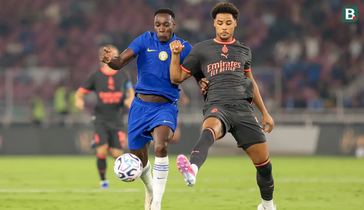Danny Welbeck (kiri) berebut bola dengan Koni De Winter dalam laga pramusim antara Chelsea dan AC Milan di Stadion Utama Gelora Bung Karno (SUGBK), Jakarta, Sabtu (8/8/2026) malam WIB. Kedua pemain terlibat duel ketat untuk memenangkan penguasaan bola dalam pertandingan yang berakhir dengan kemenangan Chelsea 3-0 atas AC Milan. (KapanLagi.com/Budy Santoso)