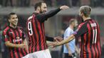 Striker AC Milan, Fabio Borini bersama Gonzalo Higuain, melakukan selebrasi usai membobol gawang F91 Dudelange pada laga Liga Europa di Stadion San Siro, Kamis (29/11). AC Milan menang 5-2 atas F91 Dudelange. (AP/Luca Bruno)