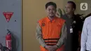 Bupati nonaktif Kolaka Timur Abdul Aziz berjalan usai menjalani pemeriksaan di Gedung Merah Putih Komisi Pemberantasan Korupsi, Jakarta, Rabu (27/8/2025). (Liputan6.com/Helmi Fithriansyah)