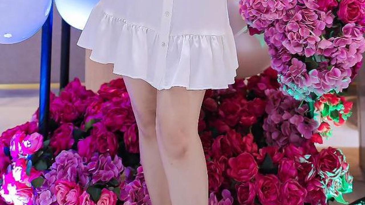 Kecantikan Suci selalu terlihat di berbagai kesempatan. Seperti pada potret ini, dia terlihat menawan mengenakan dress putih.
