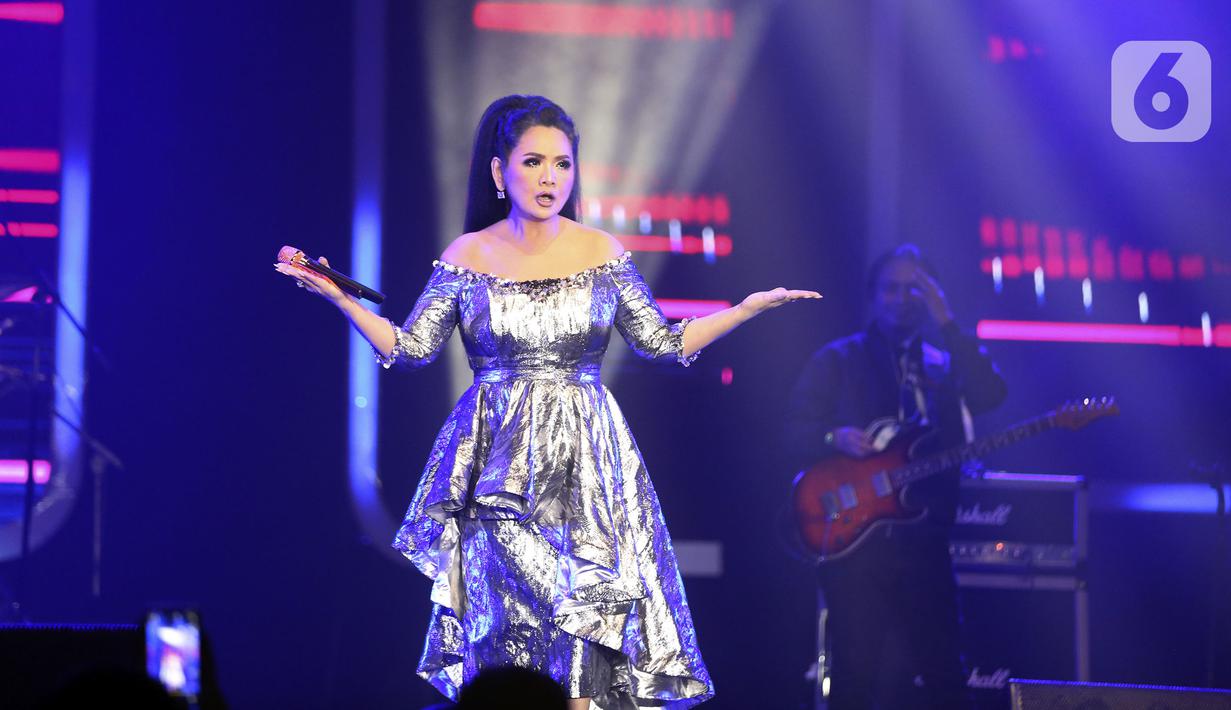 Penyanyi Vina Panduwinata tampil pada hari pertama BNI Java Jazz Festival 2022 di JIExpo Kemayoran, Jakarta, Jumat (27/5/2022). Perhelatan musik BNI Java Jazz Festival 2022 digelar pada 27-29 Mei yang menampilkan musisi-musisi dari dalam dan luar negeri. (Liputan6.com/Johan Tallo)