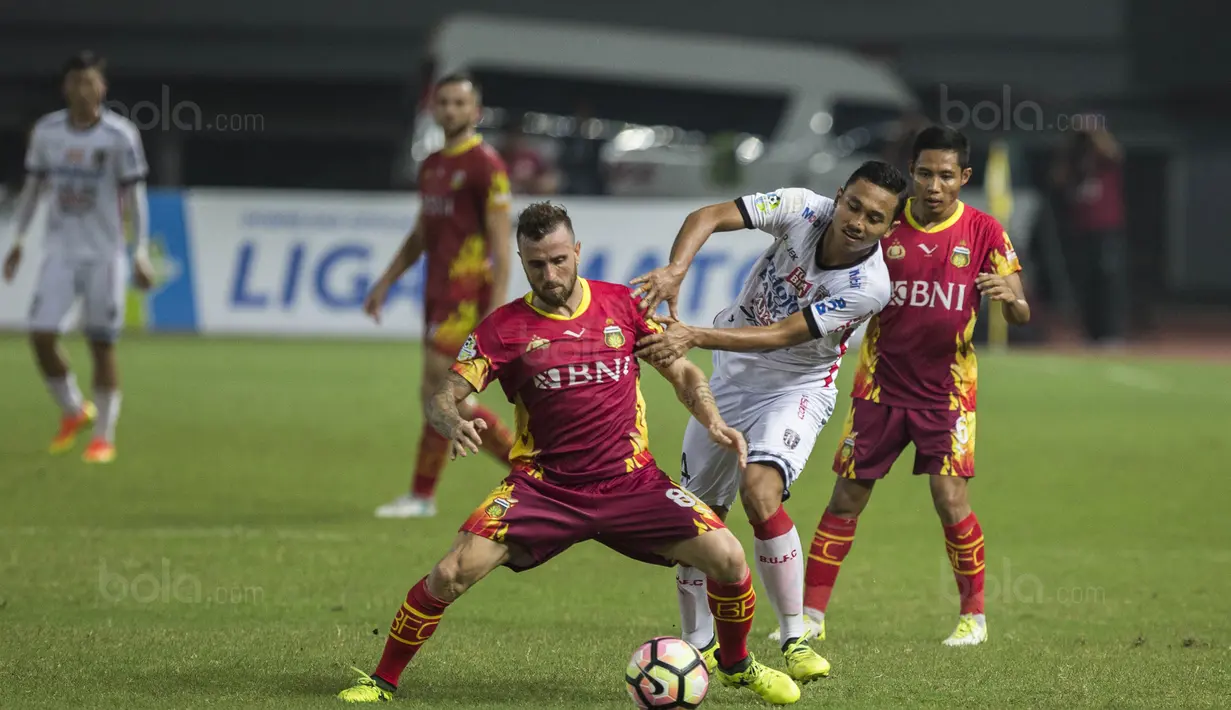 Gelandang Bhayangkara FC, Paulo Sergio, berusaha melewati bek Bali United, Ricky Fajrin, pada laga Liga 1 Indonesia di Stadion Patriot, Bekasi, Jumat (29/9/2017). Bhayangkara menang 3-2 atas Bali. (Bola.com/Vitalis Yogi Trisna)