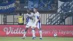 Dua pemain asing Persib Bandung, Balsa Sekulic (kanan) dan Uilliam Barros (kiri) merayakan gol tunggal yang membawa Maung Bandung mengalahkan DPMM FC Brunei Darussalam pada laga kedua Grup A Piala Presiden 2026 di Stadion Si Jalak Harupat, Soreang, Kabupaten Bandung, Selasa (28/7/2026). Gol perdana Balsa Sekulic pada menit ke-74 memastikan kemenangan 1-0 sekaligus mengantar Persib meraih kemenangan kedua beruntun dan mengunci tiket ke babak semifinal. (Bola.com/Erwin Snaz)