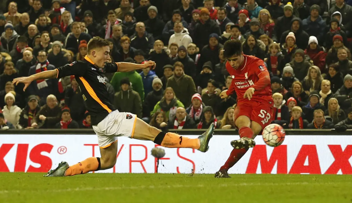Pemain Liverpool,  Joao Carlos Teixeira (kanan) saat mencetak gol ke gawang Exeter City pada laga piala FA putaran ketiga di Stadion, Anfield, Liverpool, Kamis (21/01/20160 dini hari WIB. (Reuters/Phil Noble)