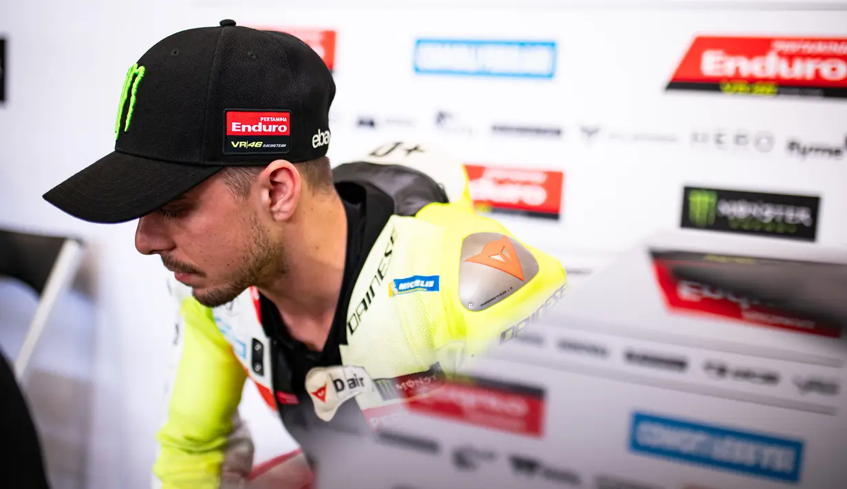 Pebalap Pertamina Enduro VR46, Fabio Di Giannatonio saat menunggu tes pramusim MotoGP 2024 di Sirkuit Internasional Lusail, Doha, Qatar, Selasa (20/2/2024) waktu setempat.  (Dok. Tim Balap Pertamina Enduro VR46)