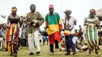 Penggemar musik reggae menari bersama saat memperingati ulang tahun Bob Marley dalam One Love Festival and Rasta Fair di North Beach Amphitheatre, Durban, Afrika Selatan, Minggu (3/2). (RAJESH JANTILAL/AFP)