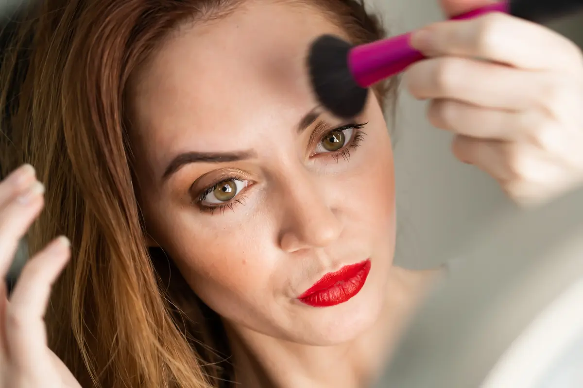 Ilustrasi makeup (Foto: by Jose Martinez on Unsplash)