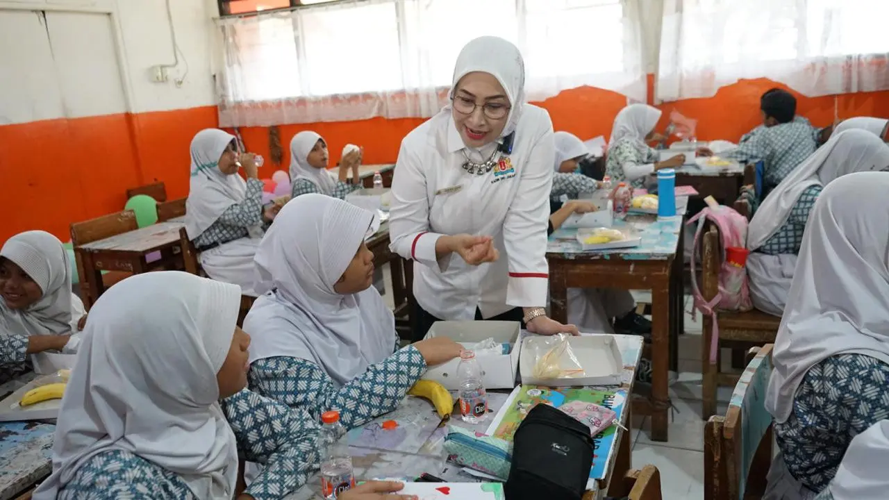 Dalam mendukung program makan bergizi gratis dari Presiden Prabowo Subianto yang salah satunya diperuntukan bagi kalangan pelajar, Kadin DKI Jakarta pada Jumat (13/12) menggelar program makan sehat dan bergizi di SDN Tanah Tinggi 09 Jakarta (Istimewa)
