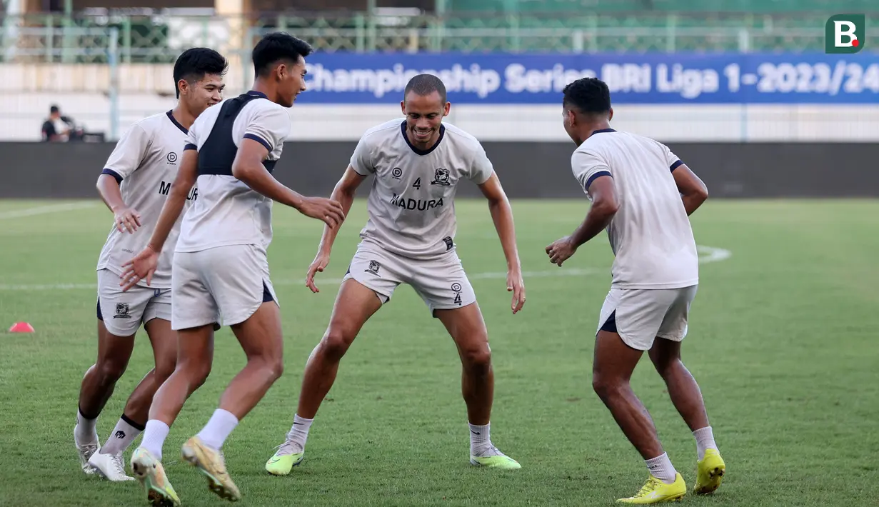 <p>Pemain Madura United, Cleberson (tengah) dkk saat melakukan gim dalam sesi official training di Stadion Gelora Bangkalan, Madura, Kamis (30/5/2024) jelang laga leg kedua final Championship Series BRI Liga 1 2023/2024 menghadapi Persib Bandung, Jumat, 31 Mei 2024. (Bola.com/Bagaskara Lazuardi)</p>