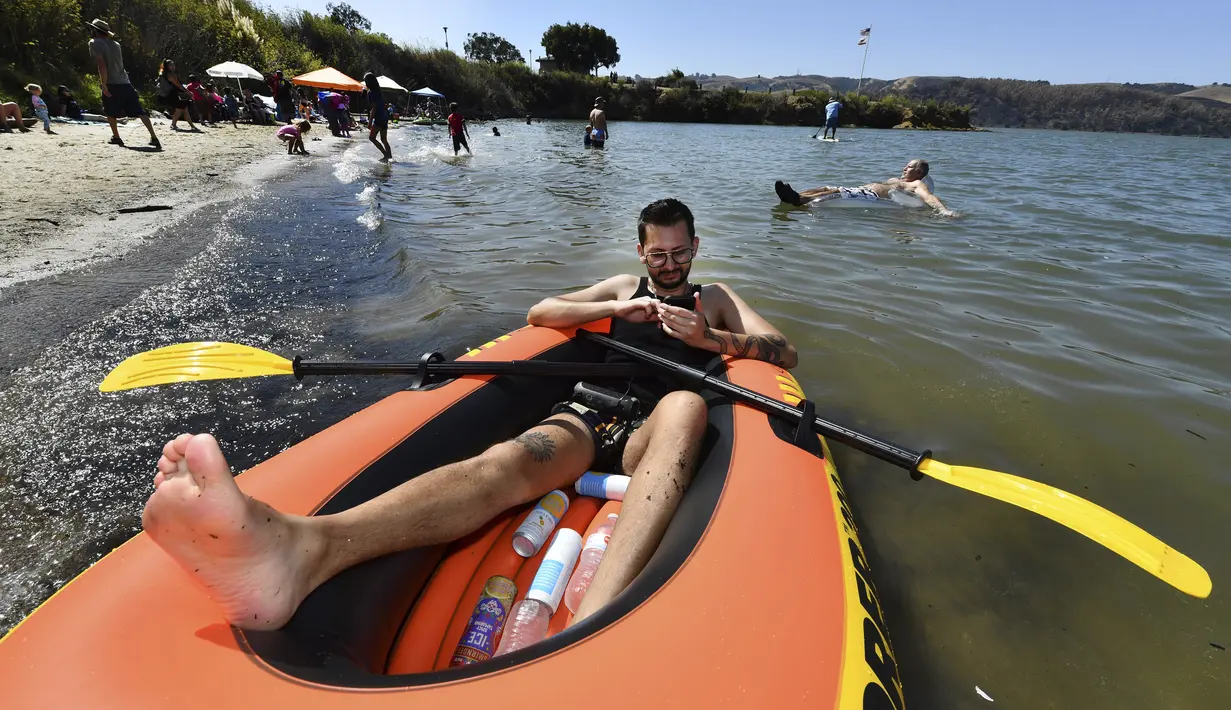Luis Vazquez, dari Fairfield, duduk di perahu karetnya mencari lagu sebelum pergi ke air di Benicia, California, pada Senin, 5 September 2022. Area Teluk mengalami panas yang berlebihan peringatan saat suhu melonjak di atas 104 derajat di East Bay. (Jose Carlos Fajardo/Bay Area News Group via AP)