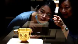 Pengunjung mengamati sebuah benda dalam pameran bertajuk "Era Baoli: Harta Karun dari Koleksi Bangkai Kapal Tang" di Shanghai, China, pada 14 September 2020. Total 248 buah (kelompok) relik budaya dipertunjukkan dalam pameran yang akan berlangsung hingga 10 Januari 2021 itu. (Xinhua/Ren Long)