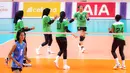 Pemain Timnas Bola Voli Putri Indonesia, Ratri Wulandari melakukan selebrasi bersama rekannya setelah mencetak poin pada laga lanjutan Grup A Bola Voli Putri SEA Games 2023 melawan Myanmar di Olympic Complex Indoor Stadium, Phnom Penh, Kamboja, Kamis (11/5/2023). Ratri berhasil mencetak total 19 poin, dimana sebanyak 13 angkanya ditorehkan melalui situasi bola servis. (Bola.com/Abdul Aziz)