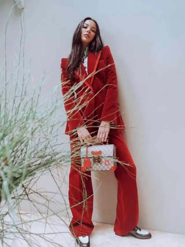 Selalu Tenteng Tas Branded, Intip 7 Potret OOTD Berkelas ala Alyssa Daguise