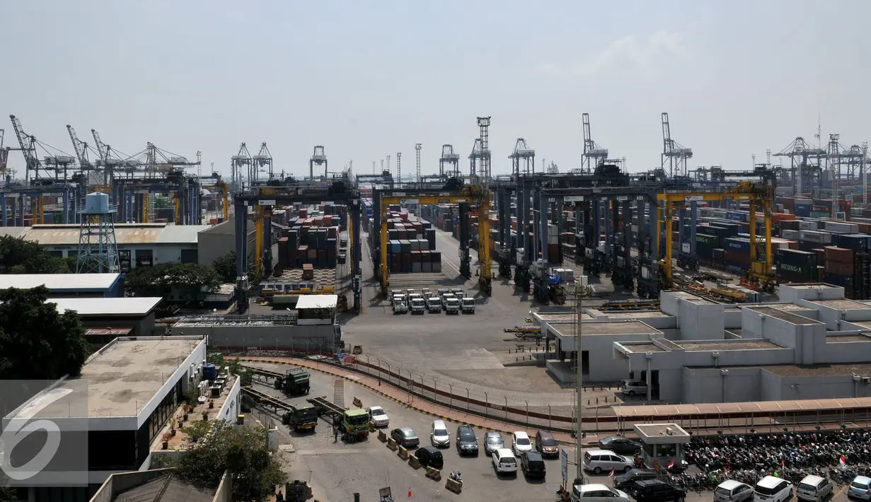 Aktifitas bongkar muat di Pelabuhan Tanjung Priok terhenti akibat aksi unjuk rasa pekerja JICT, Jakarta, Selasa (28/7/2015). Penghentian operasional ini terkait dua pekerja JICT yang dipecat dan permasalahan konsesi. (Liputan6.com/JohanTallo)