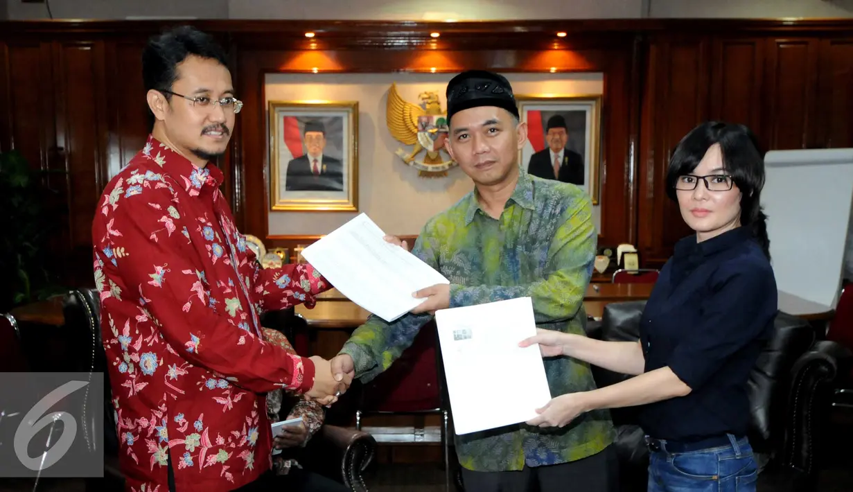 Calon Walikota Tangerang Selatan (Tangsel) Ikhsan Modjo dan Li Claudia Chandra menunjukan berkas laporan terkait dugaan penggelembungan Daftar Pemilih Sementara (DPS) di Kantor KPU Pusat, Jakarta, Selasa (29/9/2015). (Liputan6.com/Helmi Afandi)