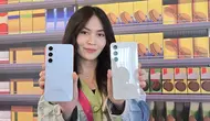 Samsung akhirnya mengumumkan Galaxy S24 FE, smartphone versi lebih terjangkau dari flagship Galaxy S24 Series. Perangkat ini hadir dengan harga Rp 9,9 jutaan dan membawa seluruh fitur Galaxy AI yang membantu produktivitas dan kreativitas pengguna dalam membuat konten (Liputan6.com/ Agustin Setyo Wardani)