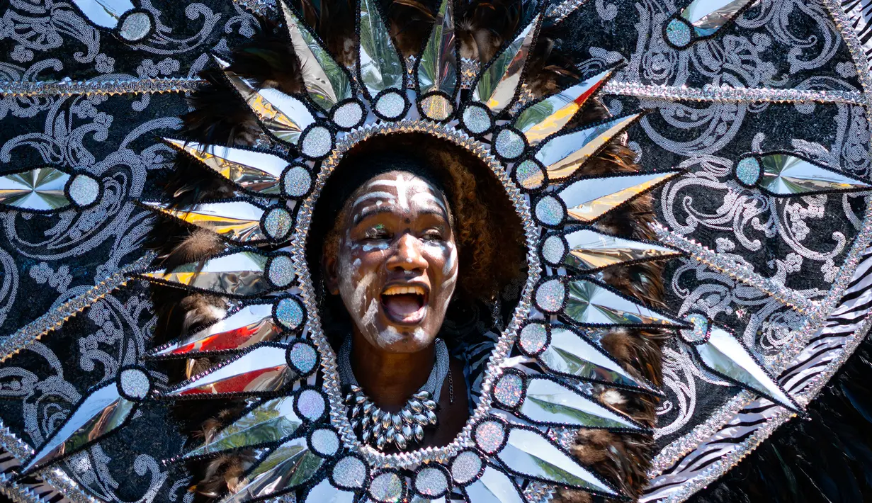 Seorang peserta mengenakan kostum saat berpartisipasi dalam Parade West Indian Day di distrik Brooklyn, New York, Senin (3/9). Komunitas Karibia di New York telah mengadakan perayaan tahunan Karnaval sejak tahun 1920. (AP Photo/Craig Ruttle)