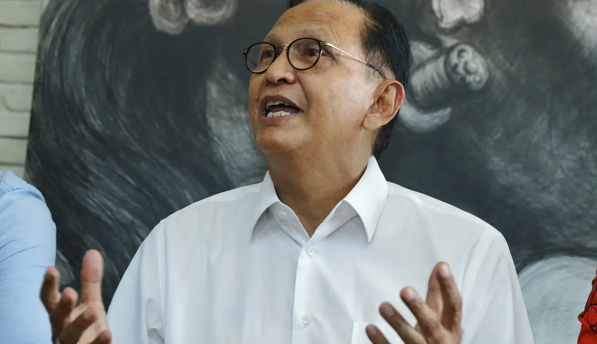 "Saya ingin meng-clear-kan masalah ini bahwa saya, Roy Marten tidak pernah berniat untuk dan tidak akan pernah itu terjadi. Saya tidak mungkin untuk nikah lagi. Itu tidak mungkin," kata Roy Marten, Jumat (30/12). (Adrian Putra/Bintang.com)