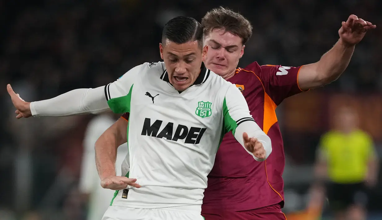 Kapten Timnas sepak bola Indonesia, Jay Idzes mendapatkan sejumlah pujian dari Media Italia setelah aksi solidnya menjaga bomber AS Roma, Evan Ferguson. Momen tersebut terjadi saat laga lanjutan Liga Italia 2025/2026 antara AS Roma melawan Soassuolo di Olympic Stadium, Roma, Italia, Sabtu (10/01/2025) waktu setempat. (AP Photo/Andrew Medichini)