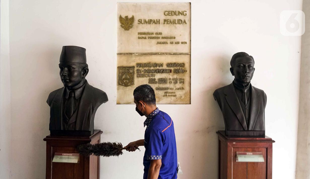 Petugas membersihkan patung di Museum Sumpah Pemuda, Jakarta, Rabu (27/10/2021). Jelang peringatan Hari Sumpah Pemuda pada tanggal 28 Oktober, pengelola Museum Sumpah Pemuda mulai membenahi museum. (Liputan6.com/Faizal Fanani)