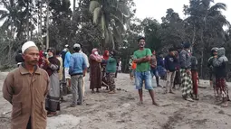 Penduduk desa memeriksa di daerah yang terkena dampak letusan Gunung Semeru di Lumajang, Jawa Timur, Indonesia, Minggu (5/12/2021). Gunung Semeru memuntahkan kolom tebal abu, gas yang membakar dan lava menuruni lerengnya dalam letusan tiba-tiba yang dipicu oleh hujan lebat. (AP Photo/Rokhmad)
