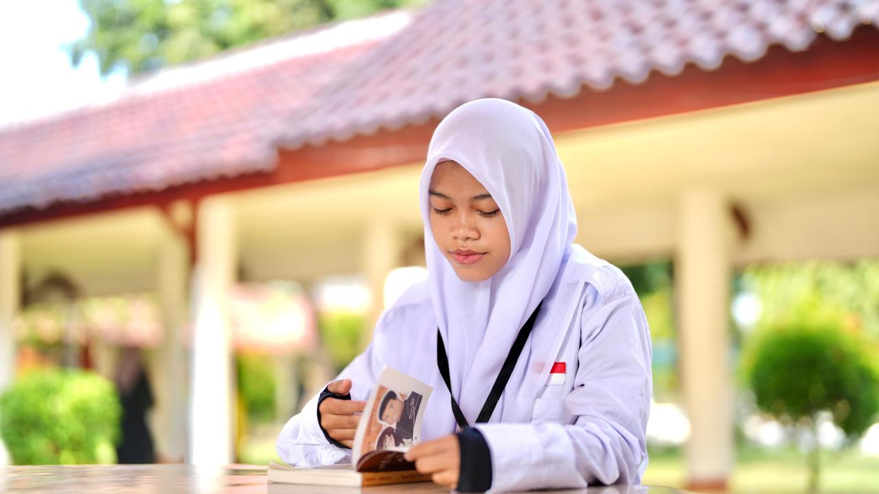 Adelia Eka Tri Septiani (16) siswi Sekolah Rakyat Menengah Atas (SRMA) 13 Kota Bekasi