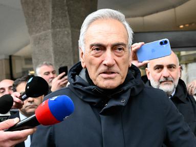Presiden Federasi Sepak Bola Italia (FIGC), Gabriele Gravina, meninggalkan markas FIGC setelah pertemuan otoritas sepak bola Italia, di Roma pada 2 April 2026. (AFP/Alberto Pizzoli)