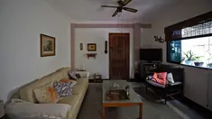 Pemandangan ruang tamu sebuah apartemen yang dibiarkan kosong di Caracas, Venezuela pada 6 September 2018. Krisis ekonomi telah menghancurkan Venezuela dan membuat penduduknya keluar dari negara tersebut. (AFP / Federico PARRA)