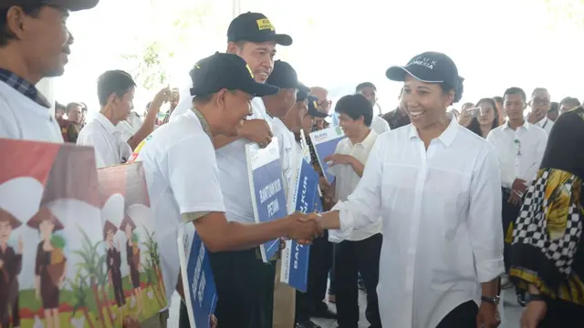 Menteri BUMN Rini Soemarno saat kunjungan kerja ke Desa Lemah Duhur, Kecamatan Tempuran Kabupaten Karawang. (Dok Kementerian BUMN)