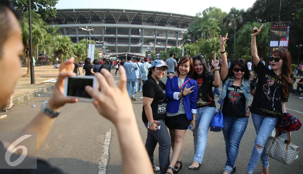 Para penggemar Bon Jovi berpose jelang konser Bon Jovi di SUGBK, Jakarta, Jumat (11/9/2015). 20 tahun lalu tepatnya 1995, mereka sempat menggemparkan Jakarta saat sukses tampil di hadapan ribuan orang di Ancol. (Liputan6.com/Faizal Fanani)