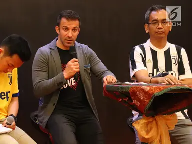 Legenda hidup sepak bola Italia, Alessandro Del Piero memberi sambutan saat coaching clinic di Medan, Sumatera Utara, Kamis (17/5). Del Piero akan mencari pemain berbakat untuk dibina menjadi pemain profesional di Belgia. (Liputan6/comReza Efendi)