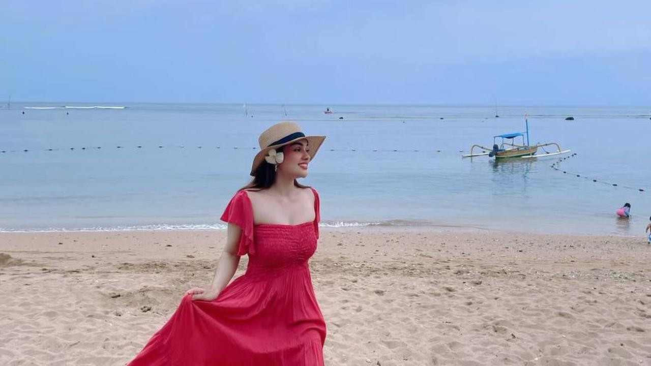 Tampil Elegan di Pinggir Pantai