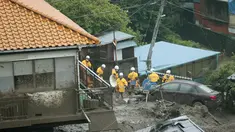Tim penyelamat bekerja saat mereka melakukan operasi pencarian di lokasi tanah longsor di Atami, prefektur Shizuoka, Tokyo, Minggu (4/7/2021). Evakuasi korban hilang masih terus dilakukan menyusul bencana tanah longsor dipicu oleh hujan lebat yang menewaskan dua orang tersebut. (Kyodo News via AP)