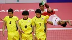 Pemain takraw Jepang, Toshitaka Naido, Hirokazu Kobayashi, dan Yuki Sato menahan tendangan Saiful Rijal (kanan) saat menghadapi Indonesia di final Asian Games 2018 di Palembang, Sabtu (1/9). Indonesia menang 2-1. (AP Photo/Vincent Thian)