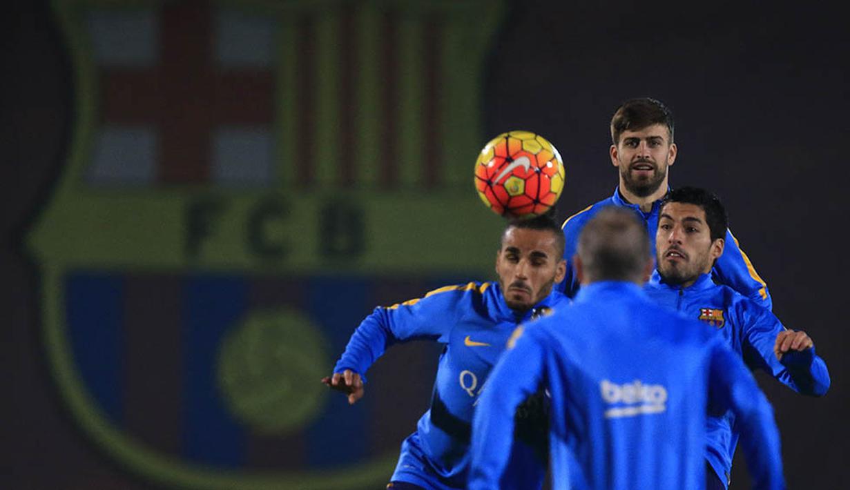 Para pemain Barcelona melakukan latihan perdana pada tahun 2016 di Pusat Olahraga Joan Gamper, Barcelona, Spanyol, Jumat (1/1/2016). (AFP/Pau Barrena)