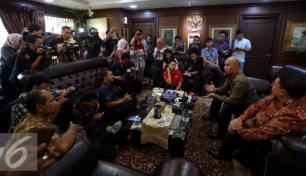 Suasana ruangan saat musisi Ahmad Dhani bersama Fadli Zon memberikan keterangan hasil pertemuan mereka di Gedung Nusantara III DPR, Kompleks Parlemen, Senayan, Jakarta, Senin (28/11). (Liputan6.com/Johan Tallo)