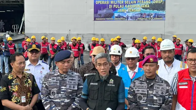 PLN dibantu TNI Angkatan Laut dan Pemerintah Provinsi Jawa Tengah mengirimkan peralatan untuk Pembangkit Listrik Tenaga Diesel (PLTD) serta tim ekspedisi melalui armada Kapal Perang Republik Indonesia (KRI) Makassar, pada Kamis (5/1/2023). (Dok PLN)