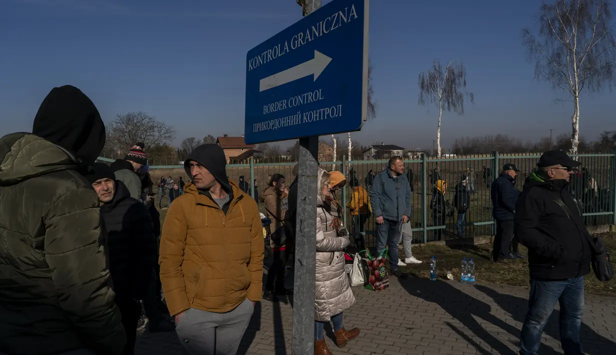 Orang-orang menunggu anggota keluarga tiba dari Ukraina di perbatasan Medyka, di Medyka, Polandia, Sabtu, 26 Februari 2022. Lebih dari sekitar 500.000 orang terpaksa meninggalkan Ukraina selama invasi Rusia. (AP Photo/Bernat Armangue)