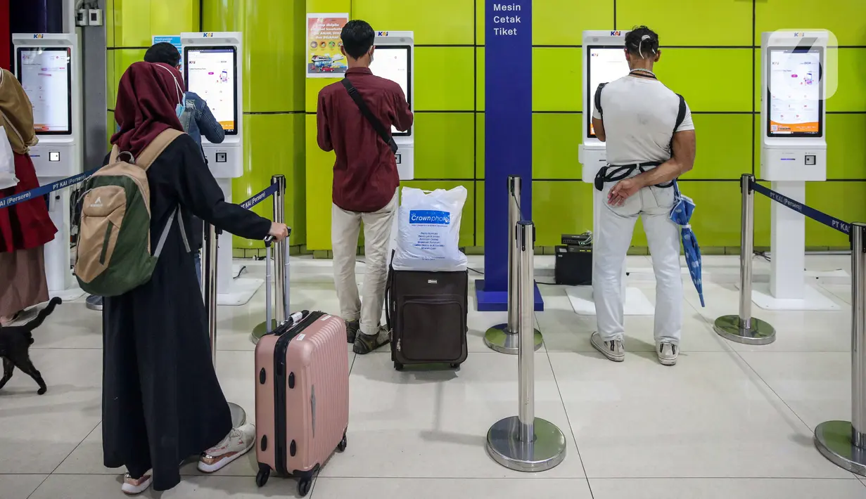 Calon penumpang antre untuk melakukan pencetakan tiket kereta di Stasiun Gambir, Jakarta, Minggu (26/2/2023). Pelanggan sudah dapat membeli tiket untuk jadwal berangkat 12 April 2023 atau H-10 Lebaran dan seterusnya. (Liputan6.com/Faizal Fanani)