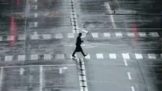 Seorang pria berjalan di tengah hujan yang dibawa oleh Topan Mindulle di Tokyo, Jepang, Jumat (1/10/2021). Topan Mindulle sedang bergerak di lepas pantai Jepang. (AP Photo/Eugene Hoshiko)