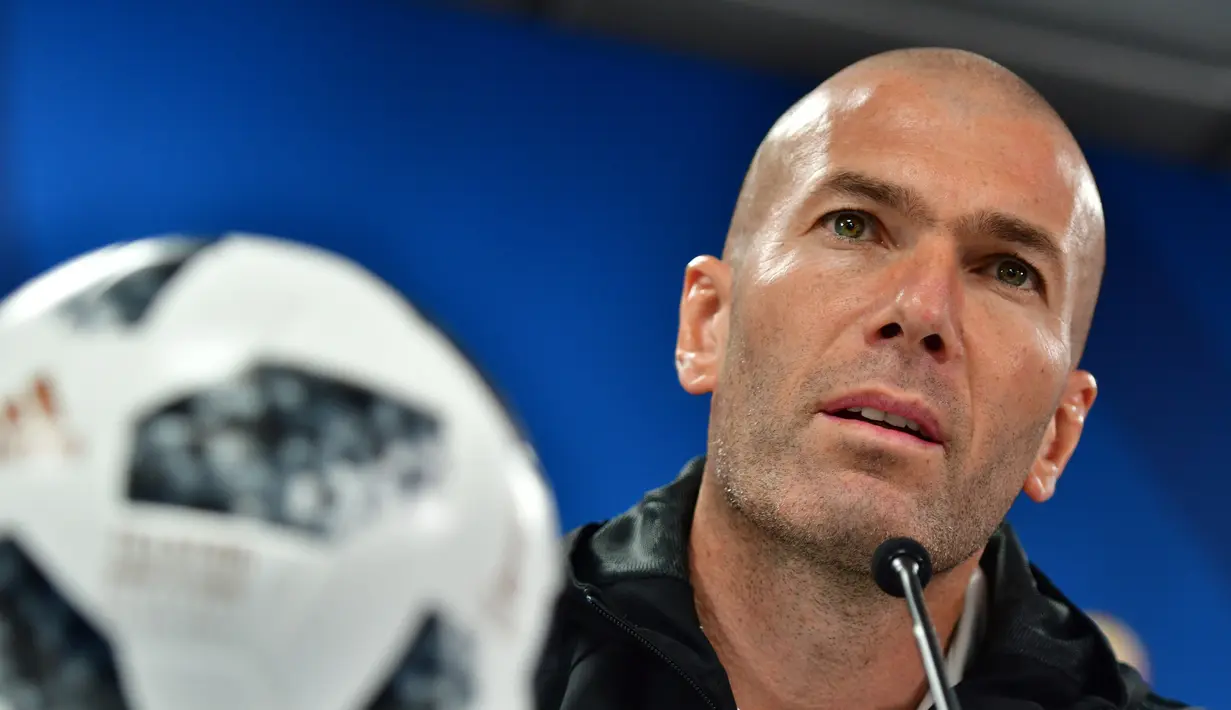 2. Zinedine Zidane - Pelatih yang saat ini mengarsiteki Real Madrid cukup piawai berakting dalam film nya sendiri yaitu A 21st Century Potrait. (AFP/Giuseppe Cacace)