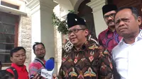 Sekjen PDI Perjuangan Hasto Kristyanto menyambangi kediaman Politikus Senior PPP Hamzah Haz. (LIputan6.com/Muhammad Radityo Priyasmoro)