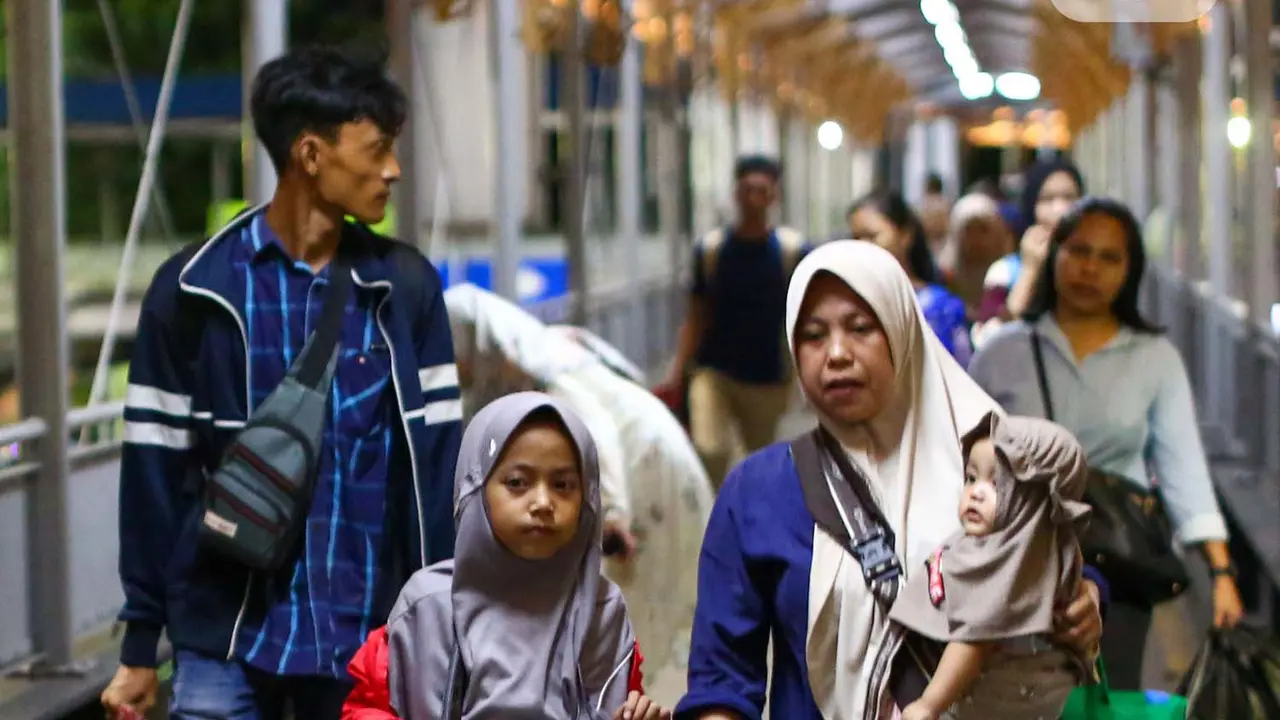 Suasana Jalur Menuju Kapal di Dermaga Tiga Pelabuhan Merak