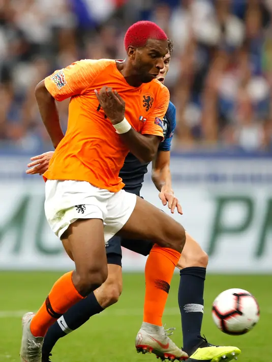 Gelandang Belanda Ryan Babel berusaha membawa bola dari kawalan pemain Prancis selama pertandingan UEFA Nations League di Stadion Stade de France, Saint-Denis, Prancis, (9/10). Prancis menang 2-1 atas Belanda. (AP Photo/Christophe Ena)