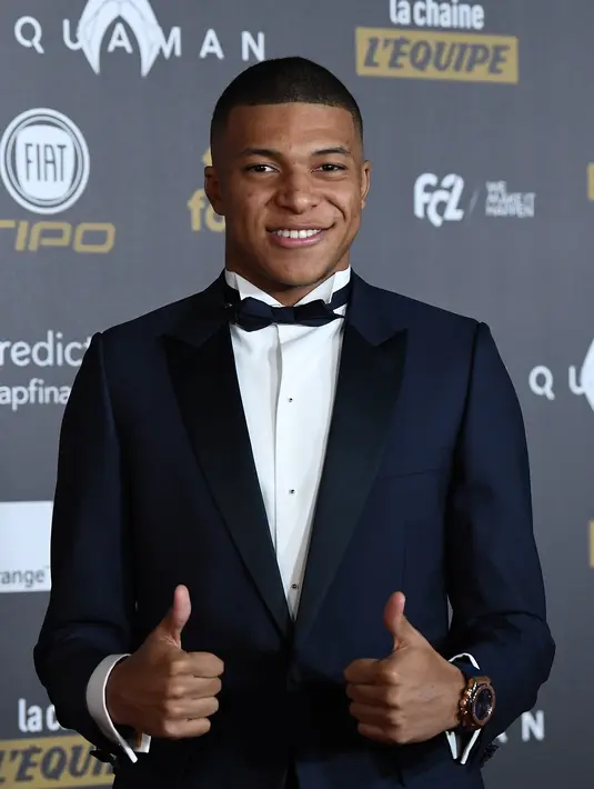 Striker Paris Saint-Germain, Kylian Mbappe menghadiri malam penghargaan Ballon d'Or 2018 di Grand Palais, Senin (3/12). Kylian Mbappe dinobatkan sebagai pemain muda terbaik untuk merebut titel Trophee Kopa. (FRANCK FIFE/AFP)