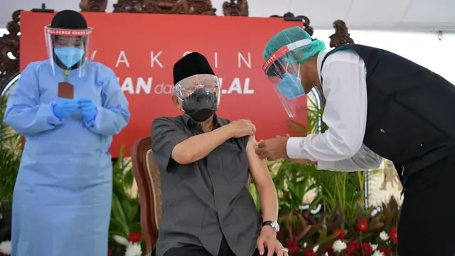 Wapres Ma'ruf Amin menerima suntikan vaksin Covid-19 dosis pertama pada Rabu (17/2/2021)