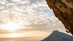 Pendaki asal AS, Sasha DiGiulian saat berusaha memanjat tebing di Pulau Kalymnos, Yunani, 9 November 2017. Wanita 25 tahun ini sebelumnya berhasil menaklukkan puncak Mora Mora di Madagaskar setinggi 700 meter. (Alex Grymanis/Red Bull Content Pool via AP)