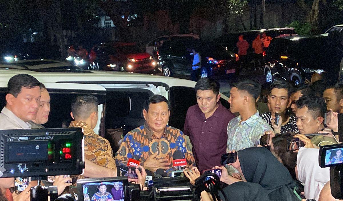 Ketua Umum Gerindra itu langsung masuk ke ruangan acara dan disambut riuh seluruh kader PAN.