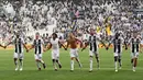 Pemain Juventus, Cristiano Ronaldo (tengah) bersama rekan setimnya menyapa penggemar usai menaklukkan Sassuolo di Stadion Juventus Allianz, Turin, Italia, Minggu (16/9). (Miguel MEDINA/AFP)